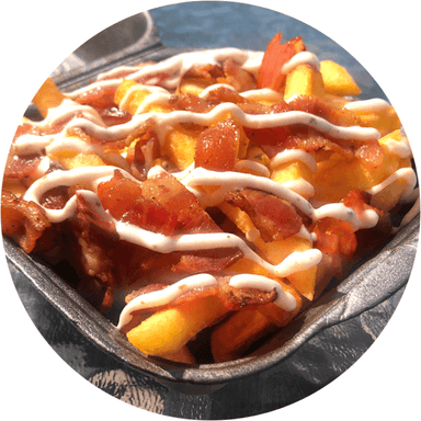 Фрі з беконом в часниковому соусі